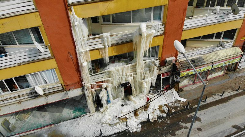 Malatya'da depremde hasar gören bina buz dağına dönüştü görenler şaşkına döndü