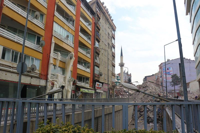Malatya'da depremde hasar gören bina buz dağına dönüştü görenler şaşkına döndü