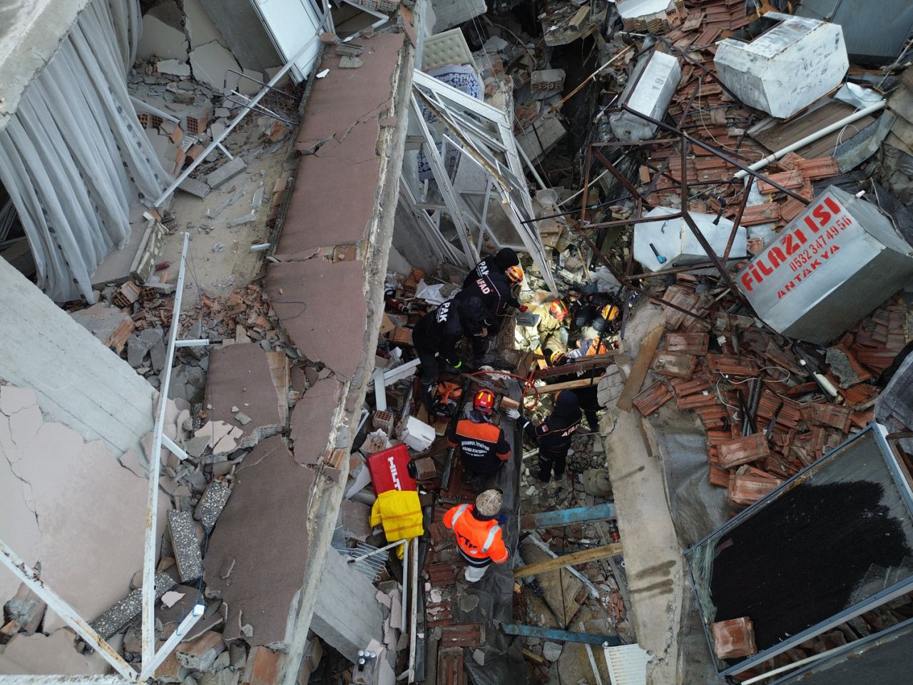 Hatay'daki 6.4'lük deprem! Bina yıkıldı enkaz alanı görüntülendi