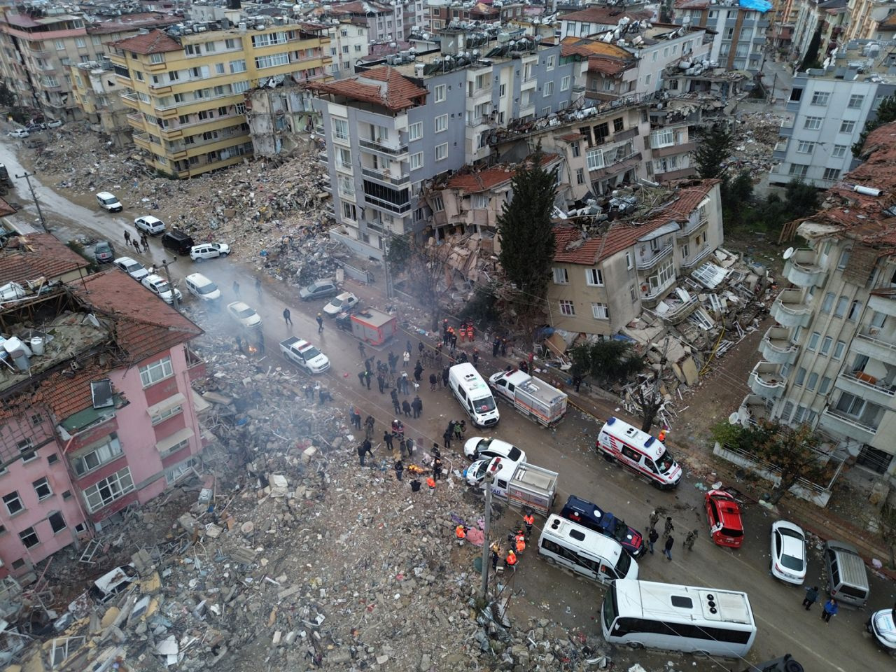 Hatay'daki 6.4'lük deprem! Bina yıkıldı enkaz alanı görüntülendi