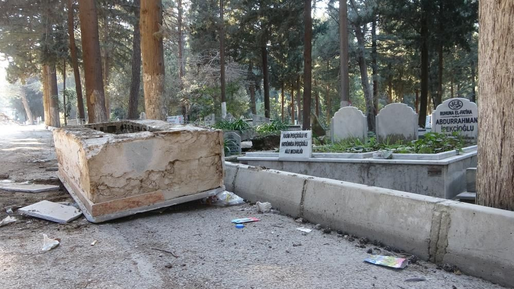 Hatay'da deprem sonrası mezarlar yola uçtu: Görenler gözlerine inanamadı!