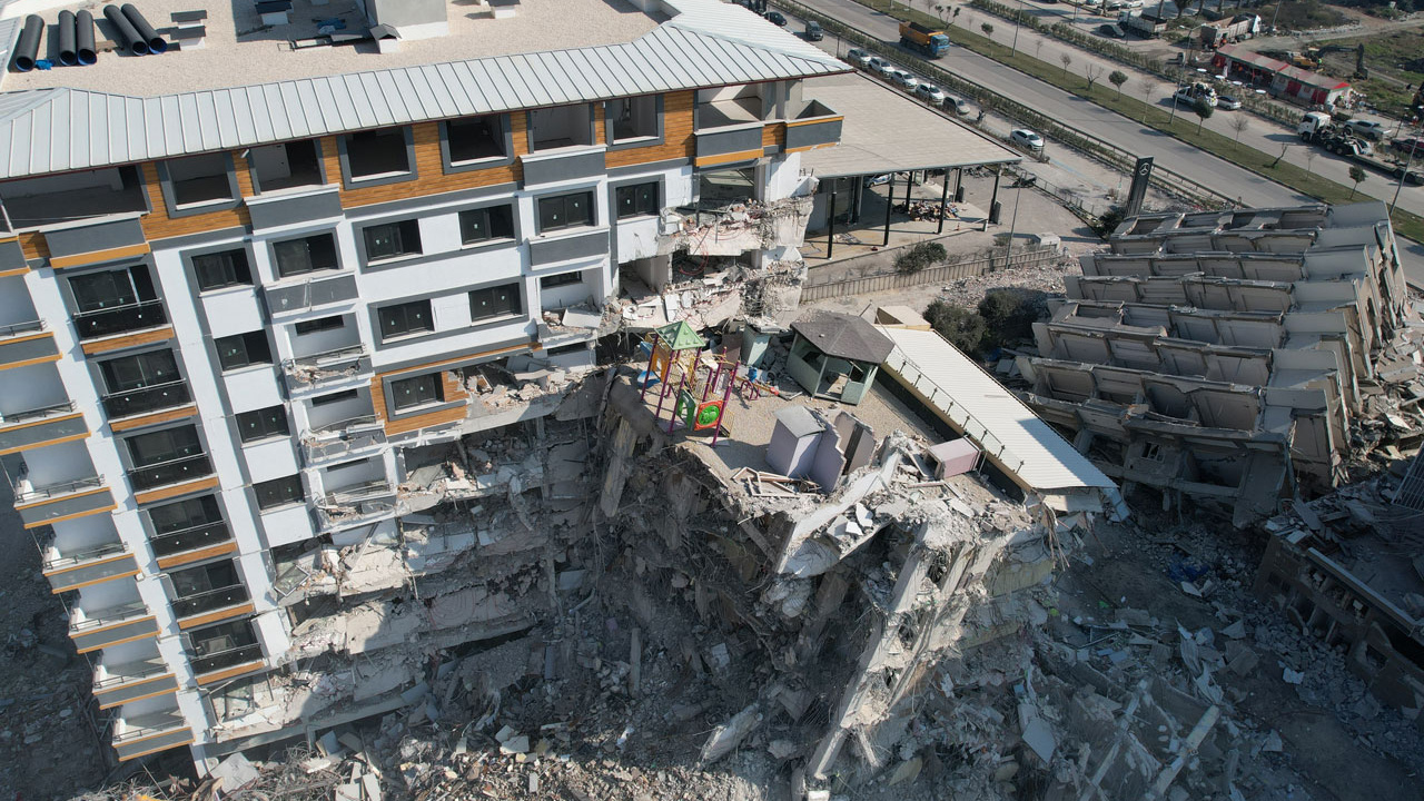 Hatay'da depremde çöken lüks bina ile ilgili korkunç gerçek! Deprem sabahı kaçmış