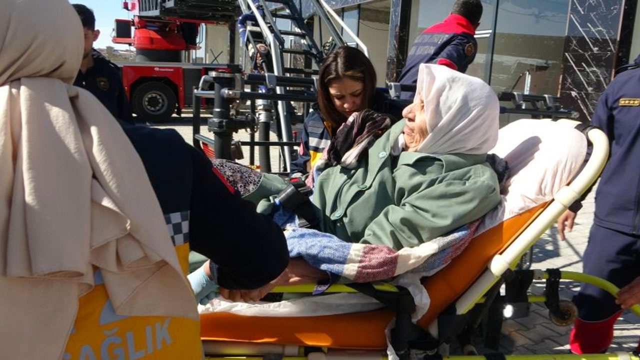 Malatya'da muhtar farketti! Depremden 384 saat sonra Güllü teyze ve oğlu kurtarıldı