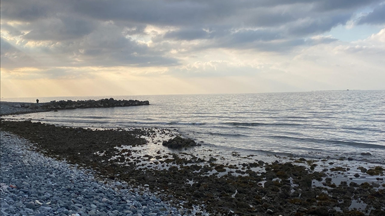 Artçı sarsıntıların ardından Hatay'da deniz suyu çekildi