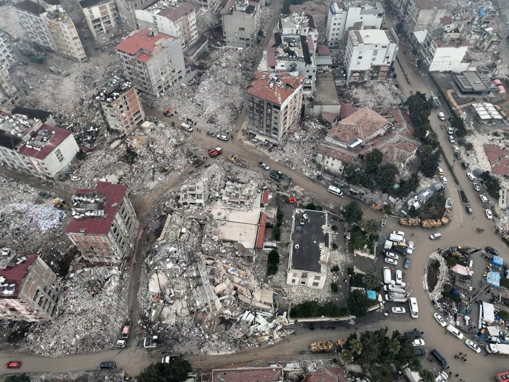 Hatay hayalet şehre dönüştü! 6.4 ve 5.8'lik depremler ağır hasarlı binaları yerle bir etti