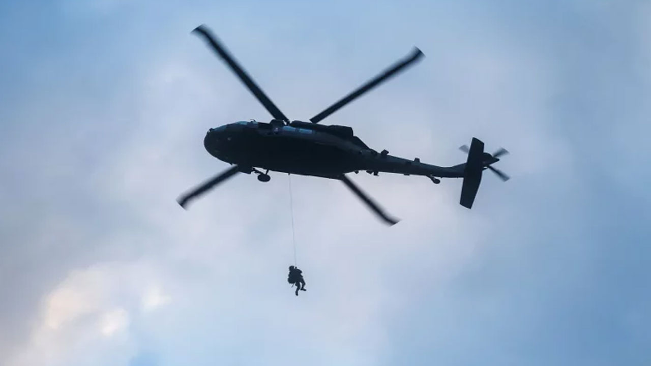 Enkazdaki kedi için helikopter kaldırıldı