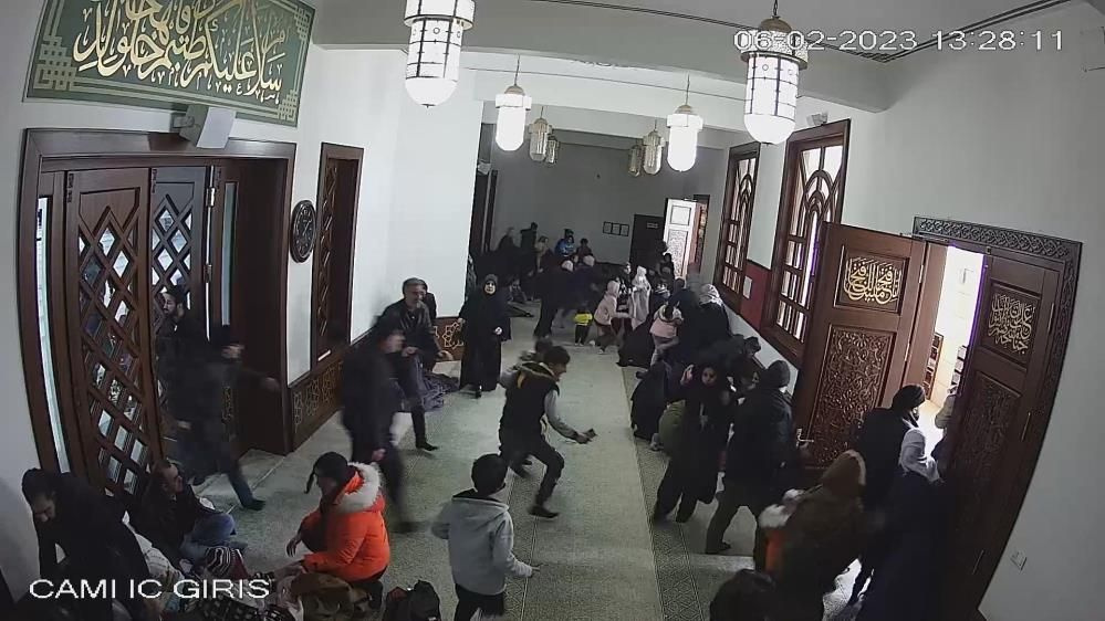 Depreme camide yakalandılar: Tekbir getirip, kolonlara sarıldılar! Korku dolu anlar kamerada