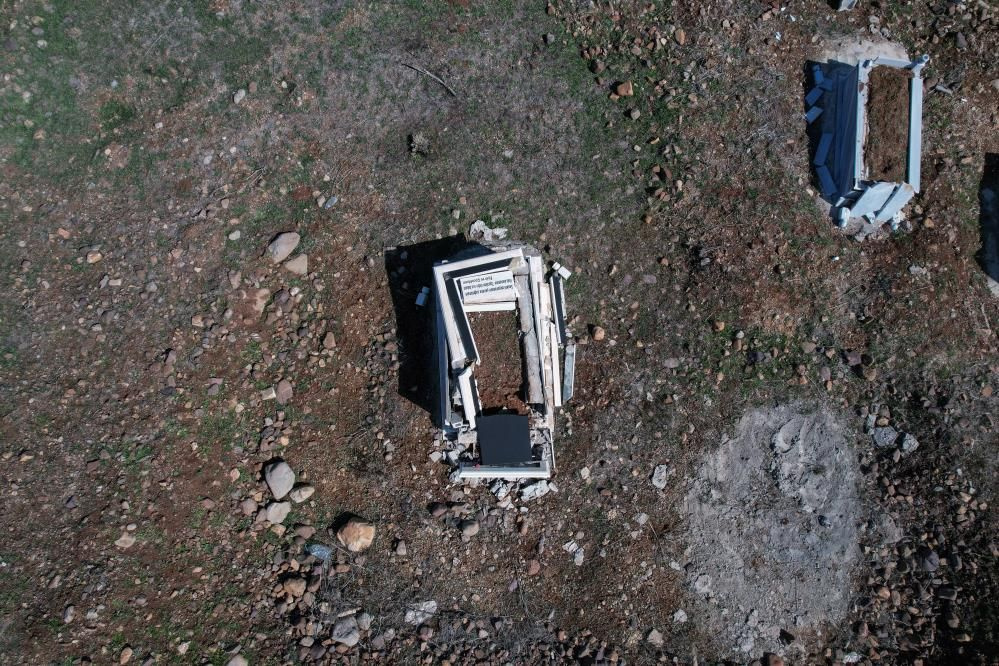 Kahramanmaraş depremi mezarlıkları da vurdu! Yıkım havadan görüntülendi!
