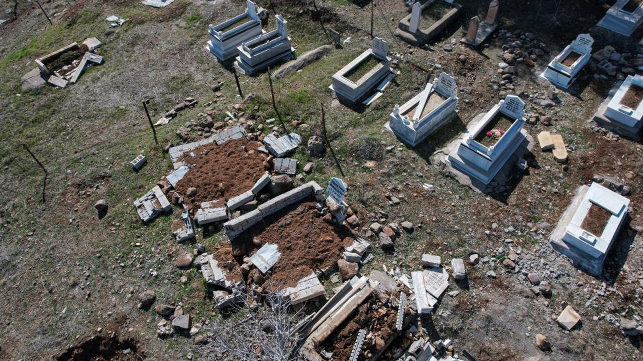 Kahramanmaraş depremi mezarlıkları da vurdu! Yıkım havadan görüntülendi!