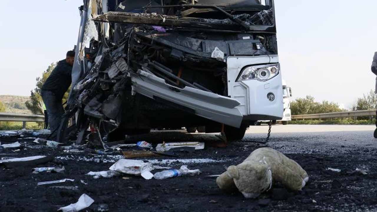 Depremzede öğrencileri Hatay'dan Konya'ya götüren otobüs kaza yaptı!