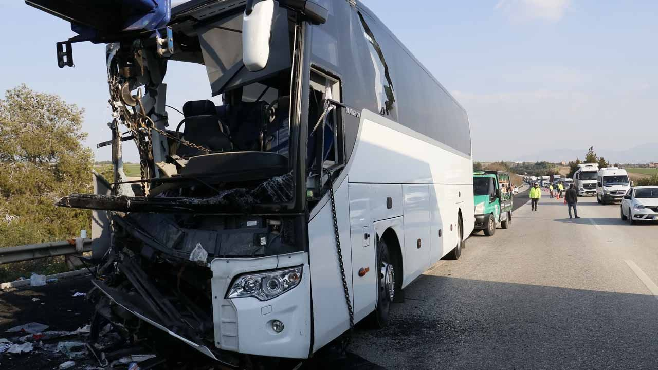 Depremzede öğrencileri Hatay'dan Konya'ya götüren otobüs kaza yaptı!