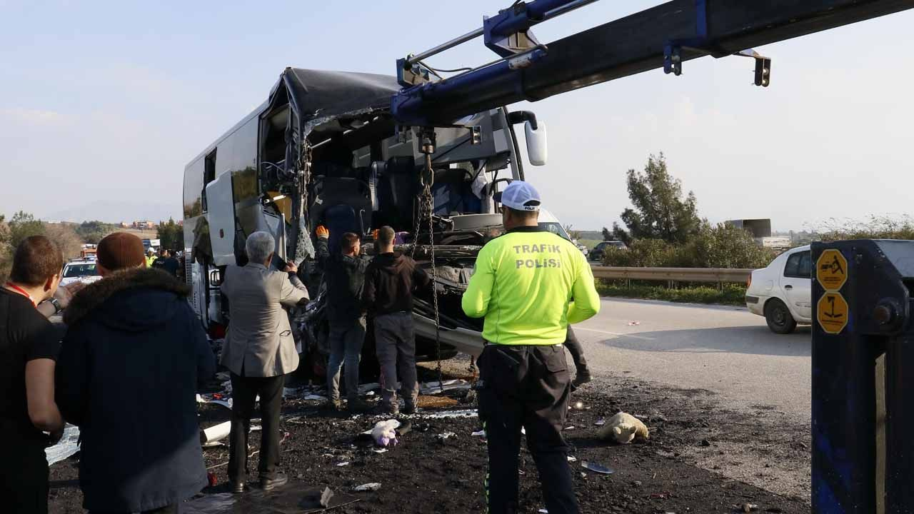 Depremzede öğrencileri Hatay'dan Konya'ya götüren otobüs kaza yaptı!