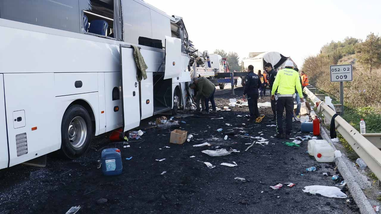 Depremzede öğrencileri Hatay'dan Konya'ya götüren otobüs kaza yaptı!