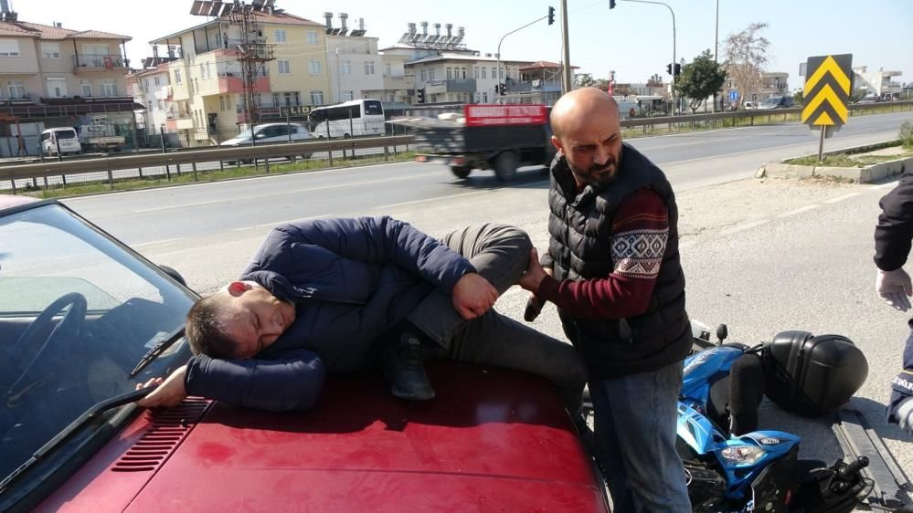 Feci kazada bacağı dizinden ters döndü! Motosiklet sürücüsü acı içerisinde yardım bekledi