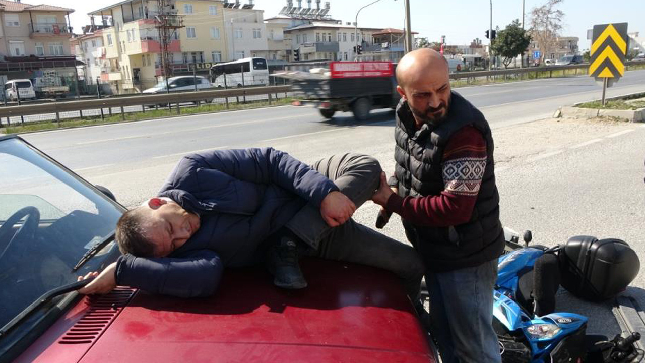 Feci kazada bacağı dizinden ters döndü! Motosiklet sürücüsü acı içerisinde yardım bekledi