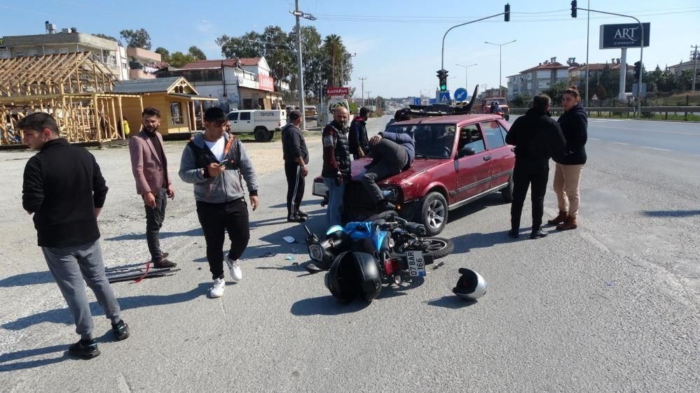 Feci kazada bacağı dizinden ters döndü! Motosiklet sürücüsü acı içerisinde yardım bekledi