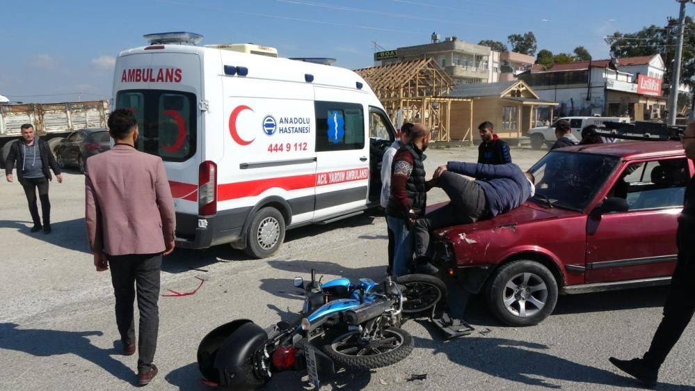 Feci kazada bacağı dizinden ters döndü! Motosiklet sürücüsü acı içerisinde yardım bekledi