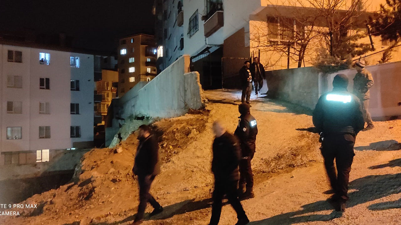 Ankara Mamak'ta inşaat kazısı yapılırken istinat duvarı çöktü 2 apartman boşaltıldı