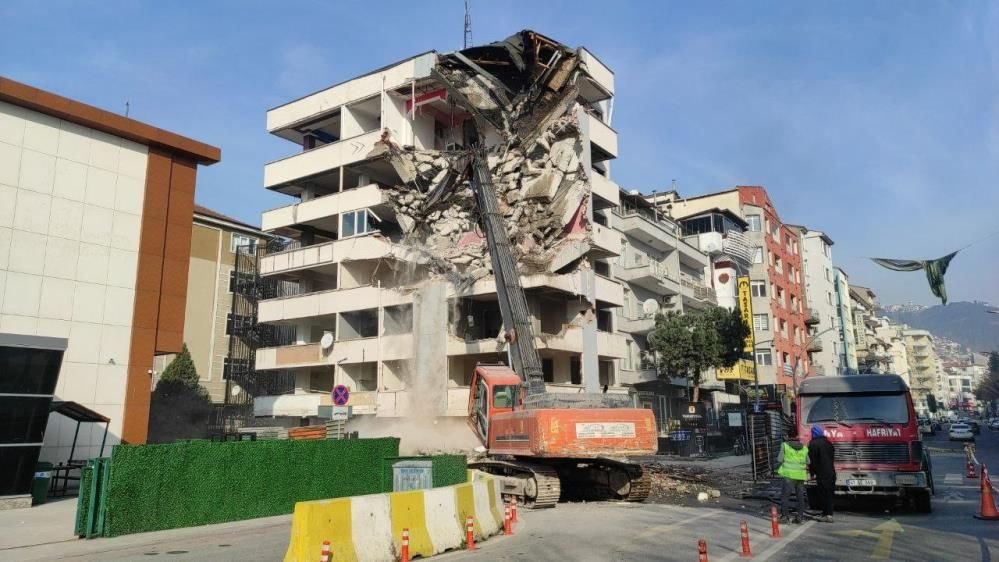 1999 Marmara Depreminde hasar almıştı, 24 yıl sonra yıkımına başlandı