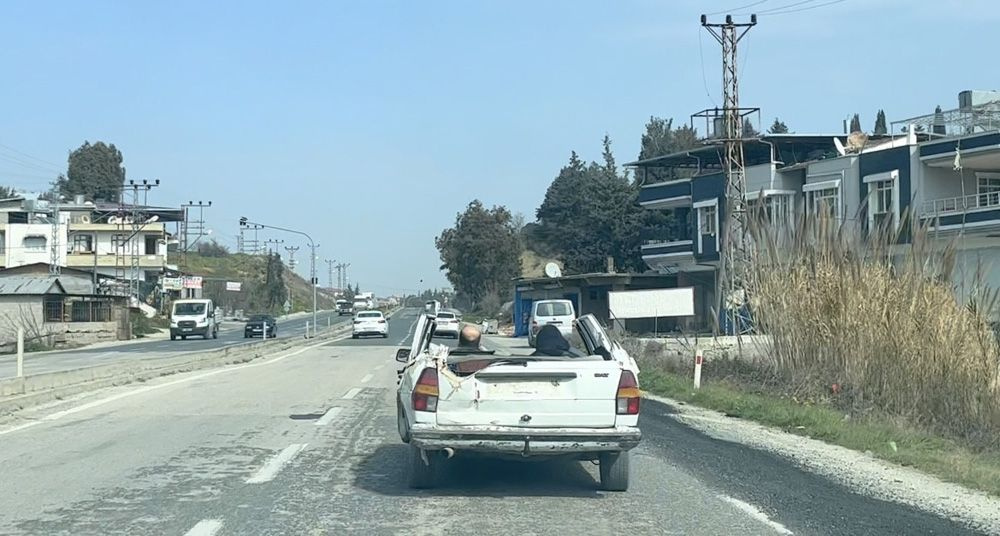 Enkaz altından çıkarıp kullanmaya başladı görenler şaşırdı!  “Tehlikeli ama yapacak bir şey yok"