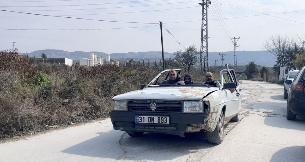 Enkaz altından çıkarıp kullanmaya başladı görenler şaşırdı!  “Tehlikeli ama yapacak bir şey yok"