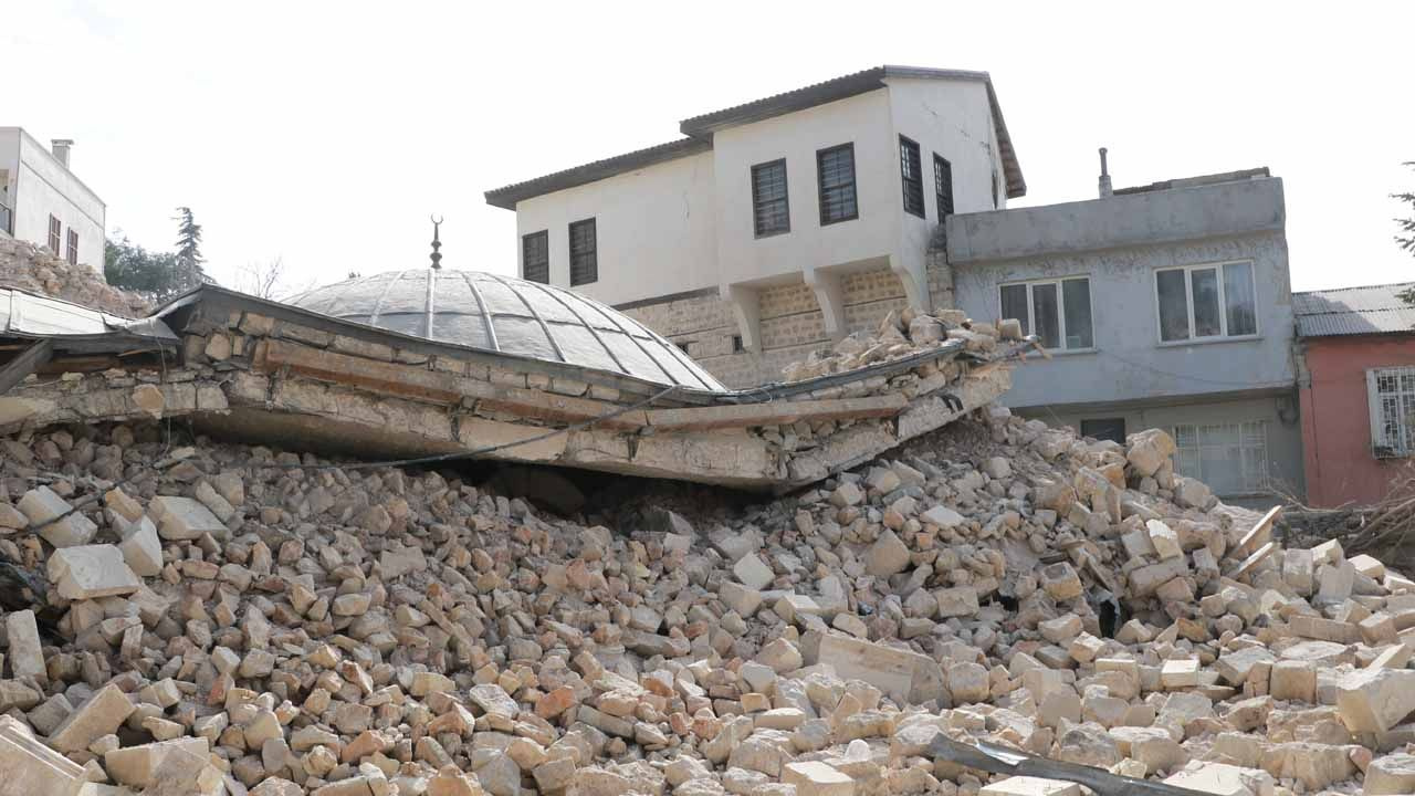 Fransız top mermisinin yıkmadığı cami depremde yıkıldı, minarede herkesin dikkatini çeken görüntü