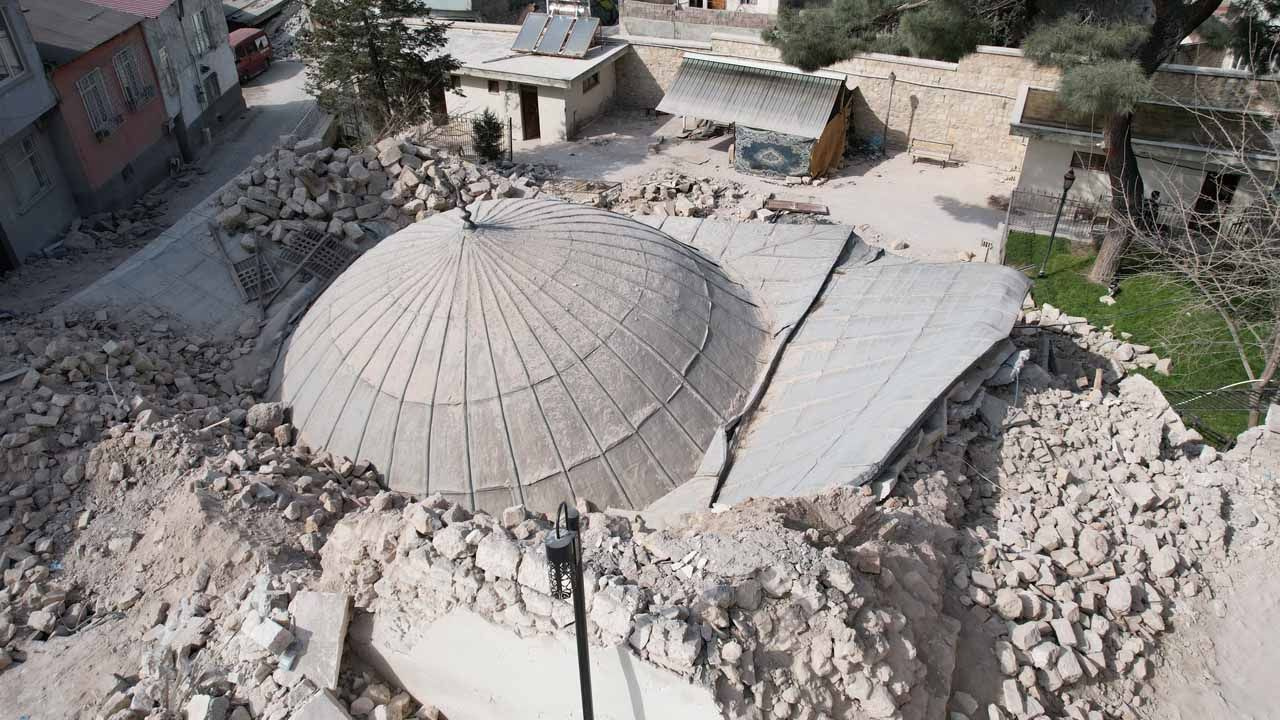 Fransız top mermisinin yıkmadığı cami depremde yıkıldı, minarede herkesin dikkatini çeken görüntü