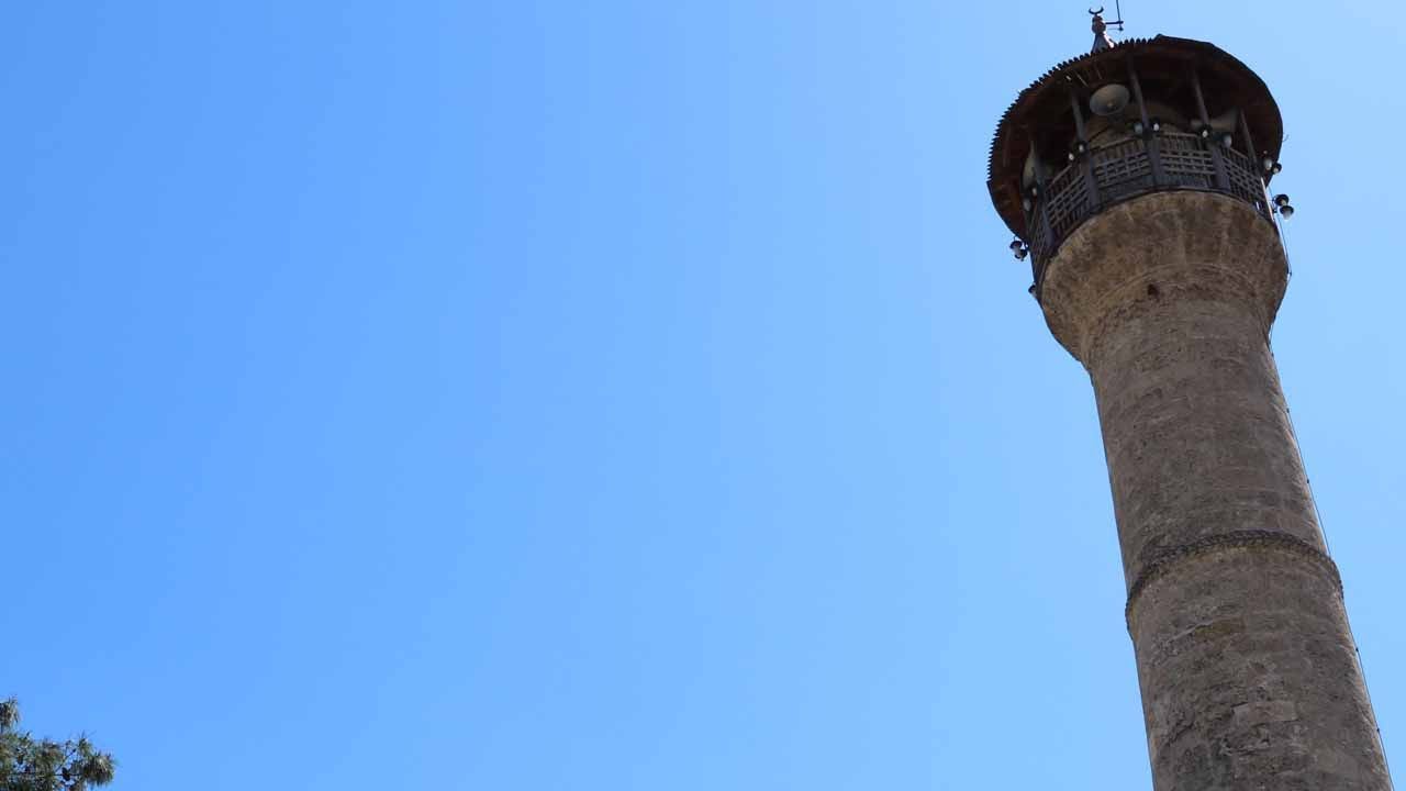 Fransız top mermisinin yıkmadığı cami depremde yıkıldı, minarede herkesin dikkatini çeken görüntü