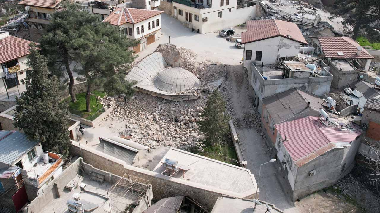 Fransız top mermisinin yıkmadığı cami depremde yıkıldı, minarede herkesin dikkatini çeken görüntü