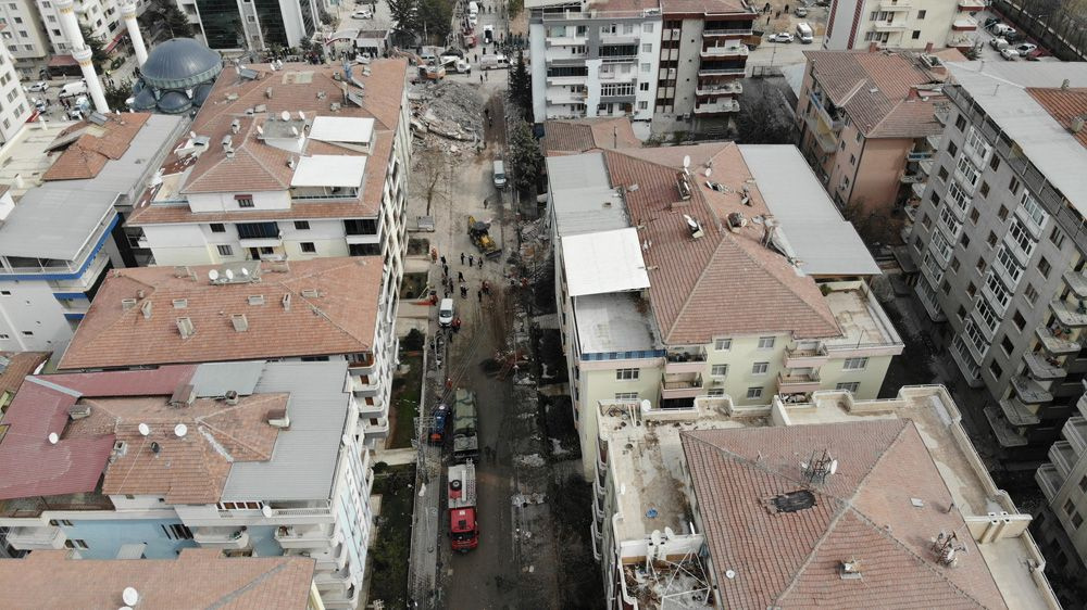 Malatya'da 5.6 şiddetindeki depremde yıkılan bina! Enkaz altında kalanlar var