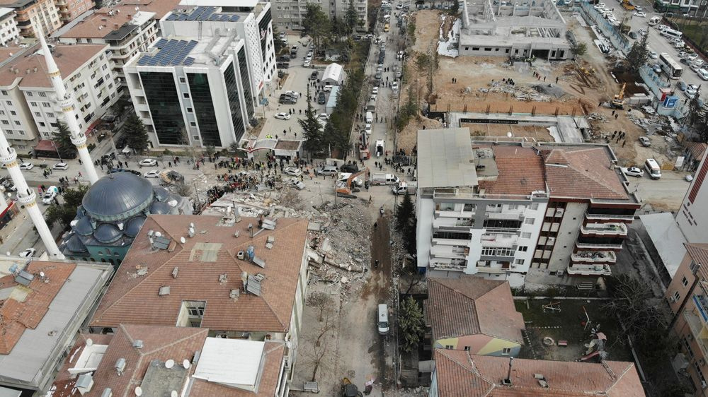 Malatya'da 5.6 şiddetindeki depremde yıkılan bina! Enkaz altında kalanlar var