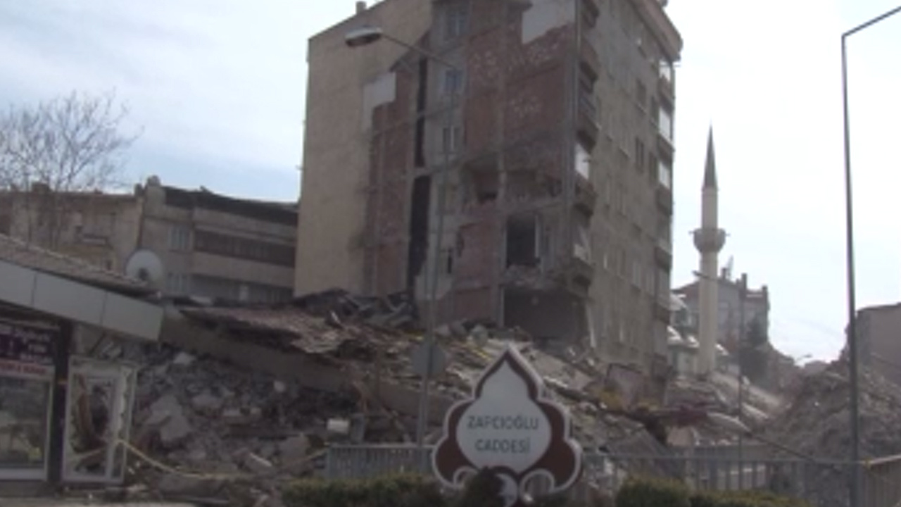 Malatya'da ağır hasarlı bina 5.6'lık depremde yıkıldı