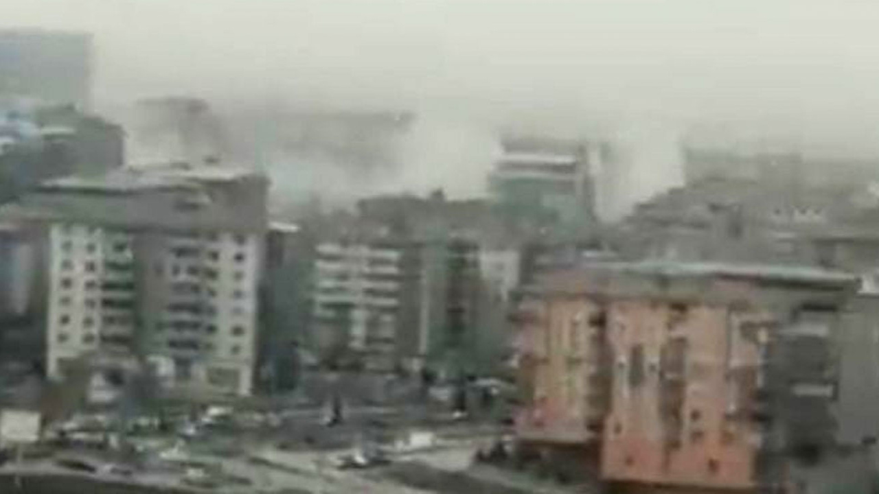 Malatya'da 5.6'lık depremde yıkılan binaların toz bulutu görüntülendi