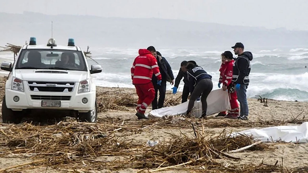 İzmir'den yola çıkan göçmen teknesi İtalya'da battı! 59 kişi öldü bir Türk gözaltında