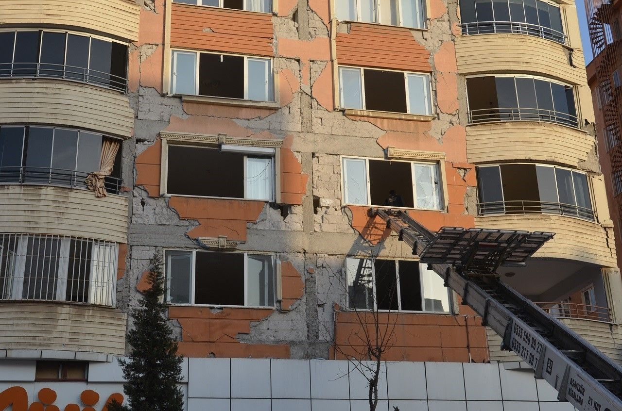 Malatya depremi ders olmadı! Hasar gören binalarda şoke eden manzara