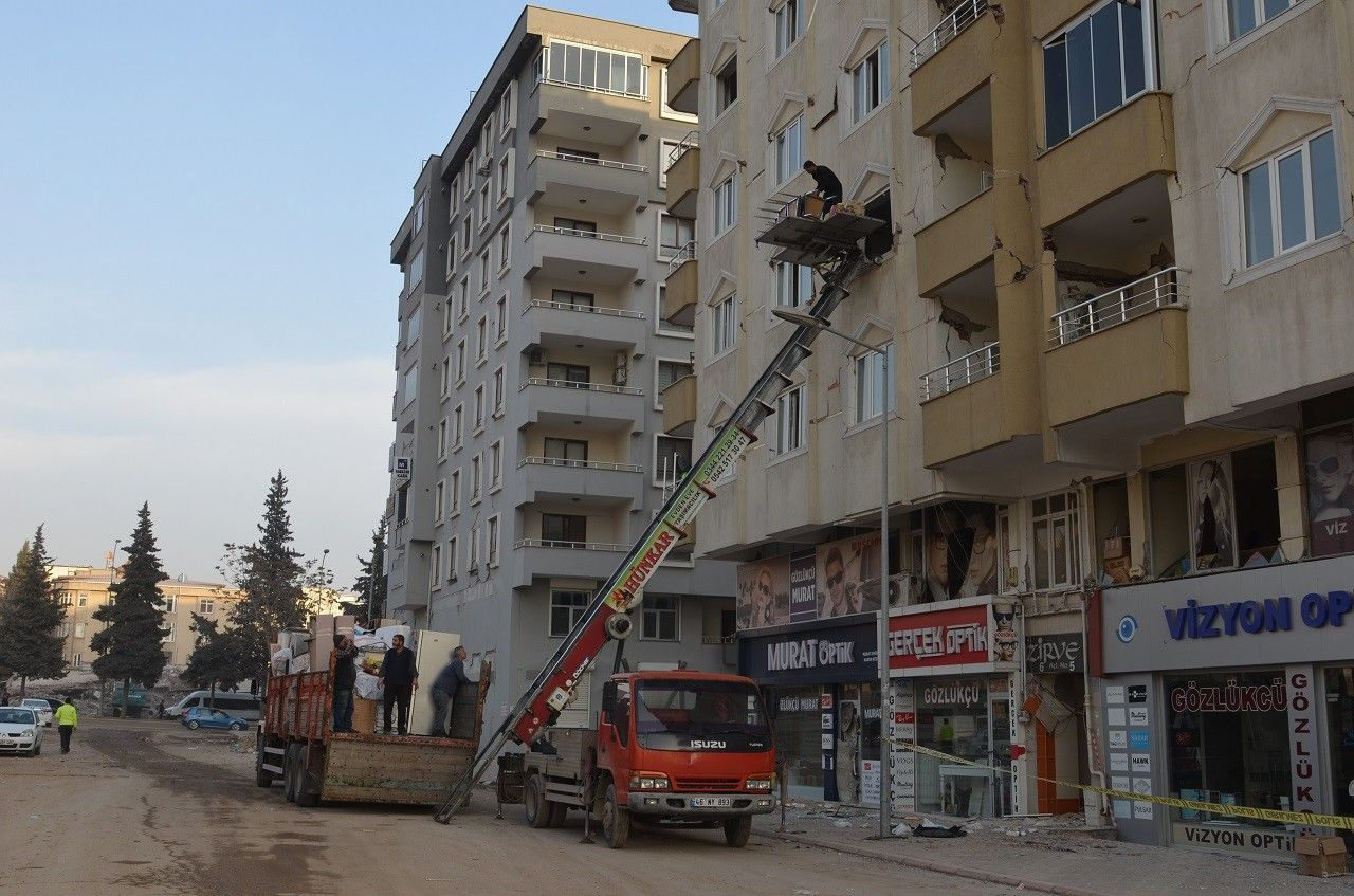 Malatya depremi ders olmadı! Hasar gören binalarda şoke eden manzara