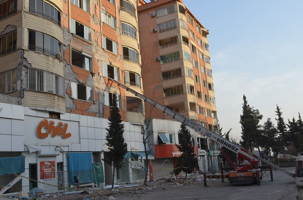 Malatya depremi ders olmadı! Hasar gören binalarda şoke eden manzara