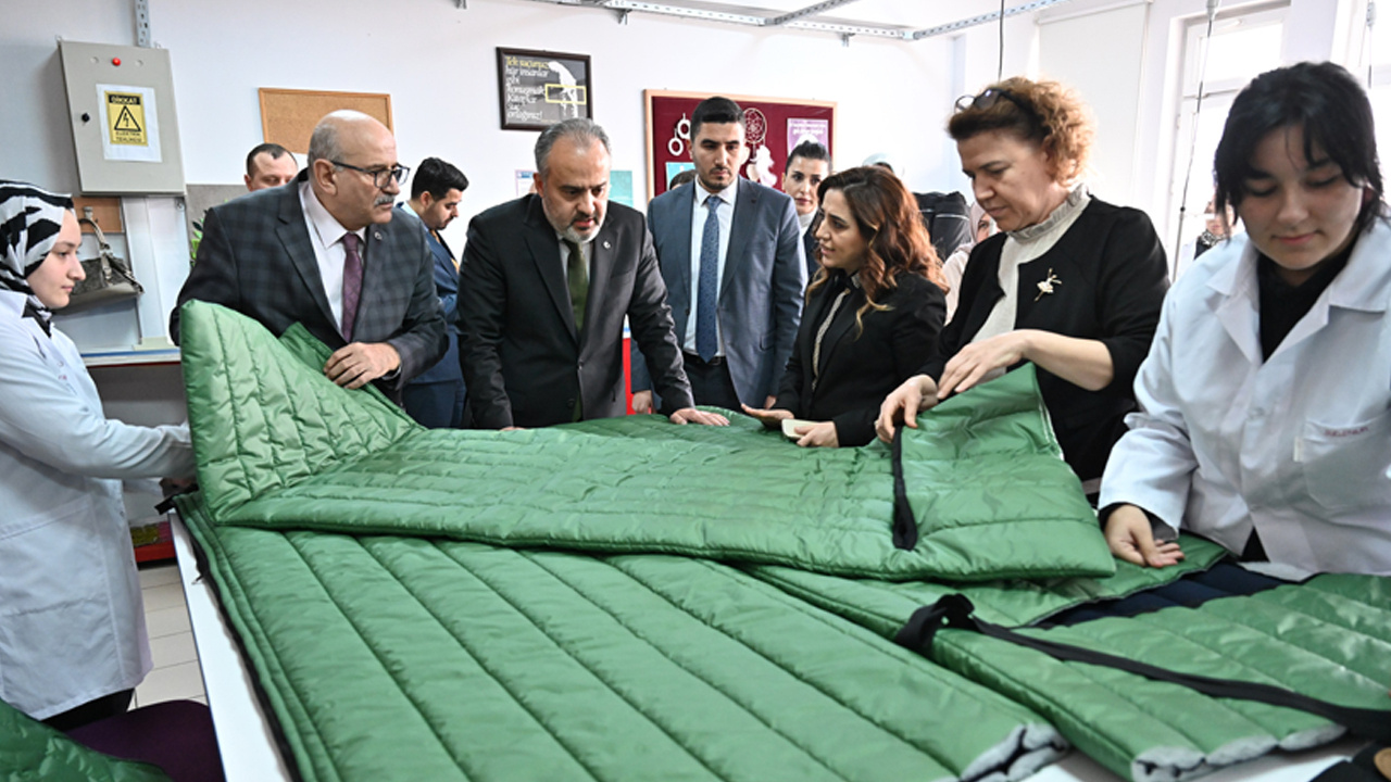 Deprem bölgesine anlamlı destek; Bursa Büyükşehir'in Başkanı Alinur Aktaş, liseli gençlerle buluştu