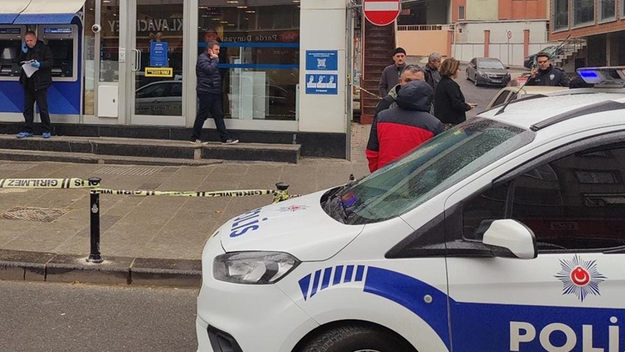 İstanbul'da oyuncak silahla banka soygunu: Müşteri olan sivil polis yakaladı!