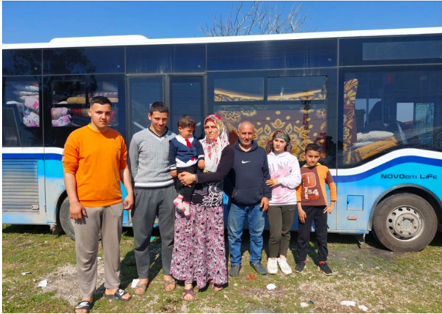 Otobüsü ekmek tekneleriydi şimdi 7 kişilik ailenin evi oldu