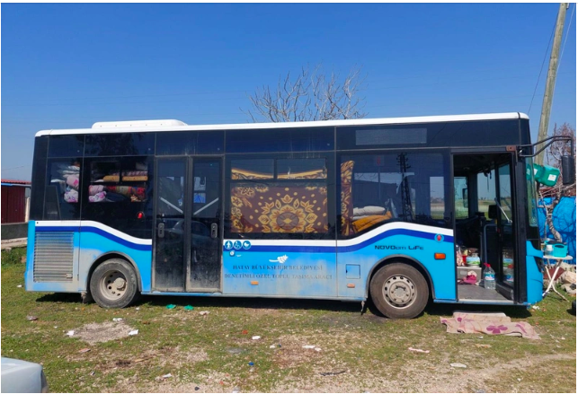 Otobüsü ekmek tekneleriydi şimdi 7 kişilik ailenin evi oldu