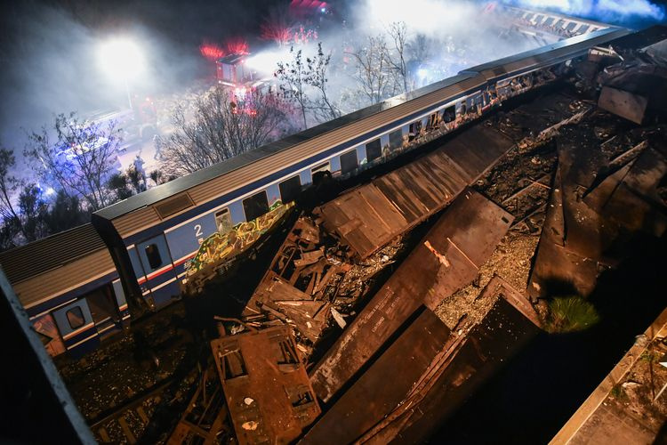 Yunanistan'da iki tren çarpıştı! 29 kişi hayatını kaybetti