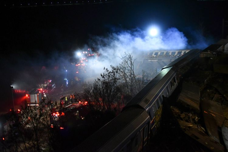 Yunanistan'da iki tren çarpıştı! 29 kişi hayatını kaybetti