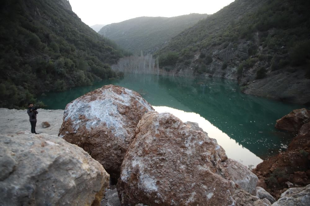 Depremde dağ dağa kavuştu, doğal göl oluştu: 2 dakikada birleşen dağları 23 günde ayıramadılar!