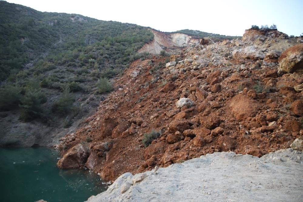 Depremde dağ dağa kavuştu, doğal göl oluştu: 2 dakikada birleşen dağları 23 günde ayıramadılar!