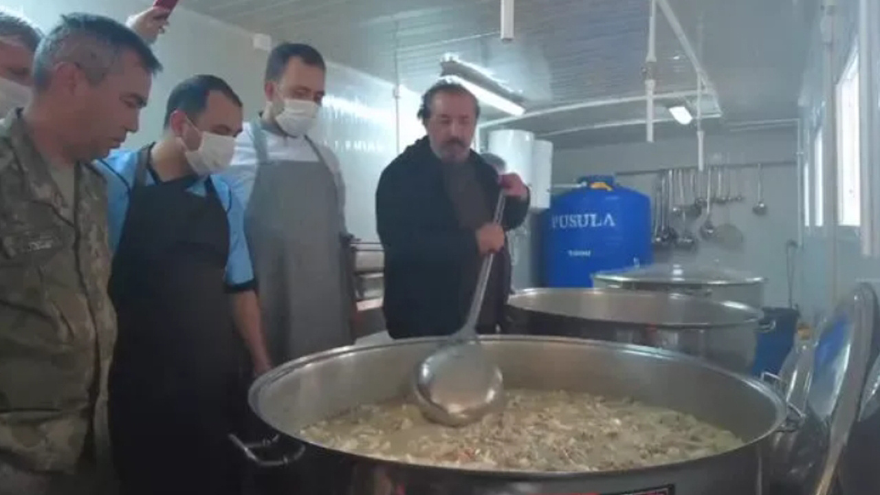 Bakanlık görüntüleri paylaştı! Ünlü Şef Mehmet Yalçınkaya Hatay'da askerlerle birlikte yemek pişirdi