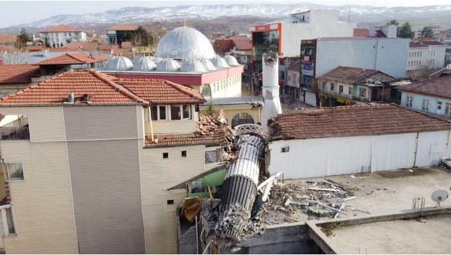 Caminin minaresi yıkıldı apartmanı böyle ikiye böldü