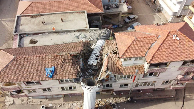 Caminin minaresi yıkıldı apartmanı böyle ikiye böldü