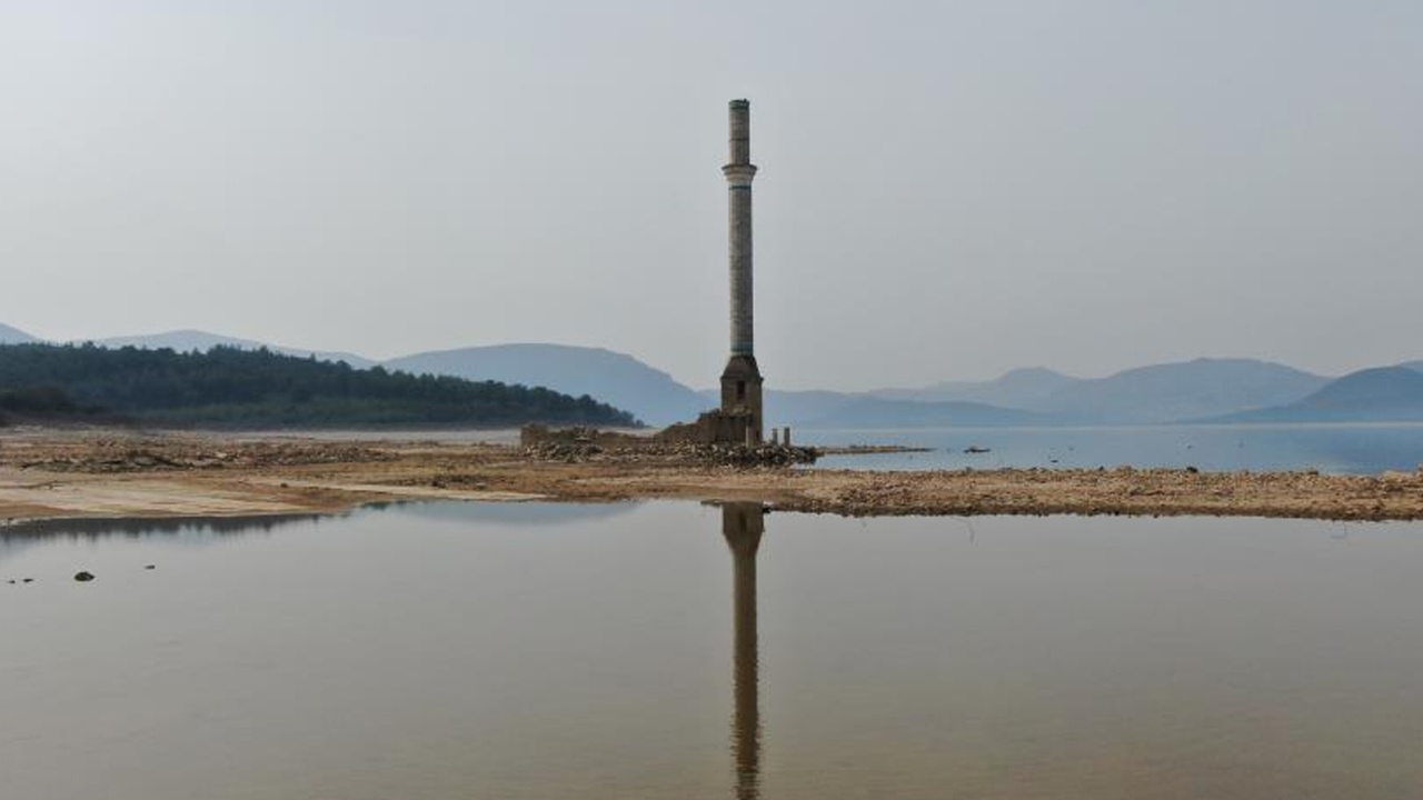 İzmir'de kuraklık sinyali! Su ihtiyacını karşılayan barajda eski yerleşim alanı ortaya çıktı