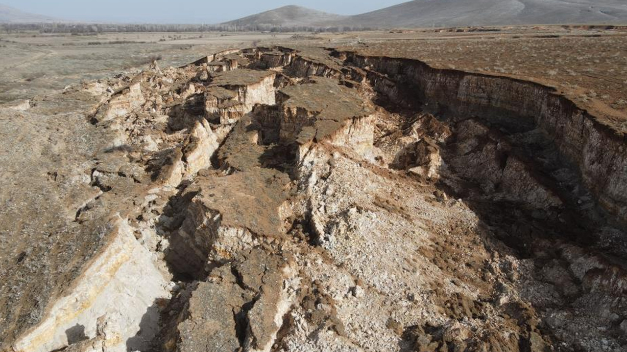 İşte fay hattının başlangıç noktası! Devasa yarıklar oluşmuş dronla çekilen görüntülere bakın